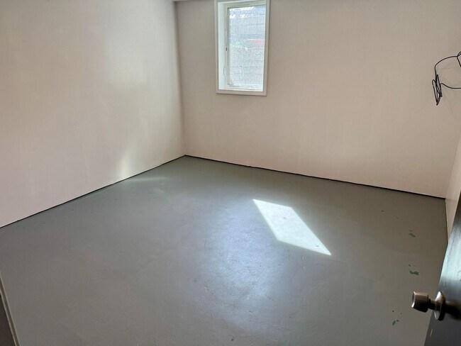 Building Photo - Kenilworth Mid-Century Plex, lives like a home