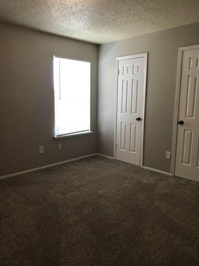 Building Photo - Move in Special! 2 bedroom 1.5 bath townhome