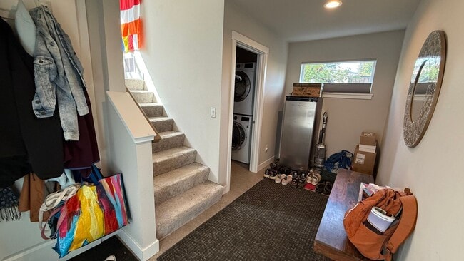 Building Photo - Upscale Furnished 2BR Townhouse in Downtow...