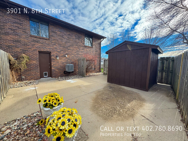 Building Photo - Fully remodeled townhome for rent!