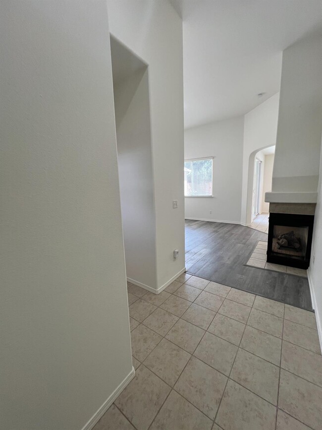 Building Photo - 3621 W Pomegranate Ln