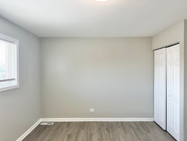 Building Photo - 1721 E Roosevelt Rd