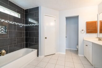 Building Photo - 15658 Pebble Lake Dr