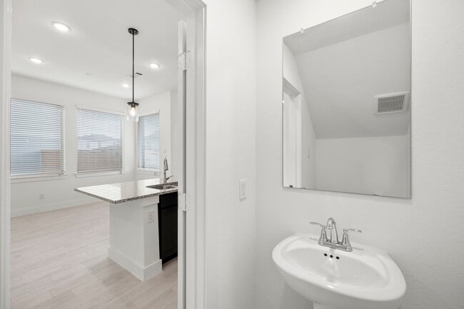 Building Photo - 7810 Starfish Arbor Dr