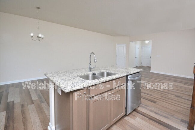 Building Photo - 409 Vassar Dr