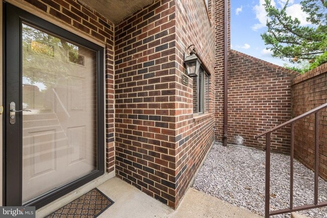 Building Photo - 3725 Madison Ln
