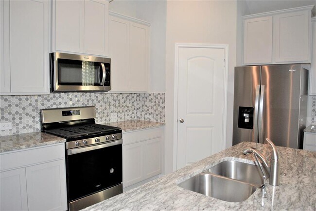 Building Photo - 14131 Lake Lodge Dr