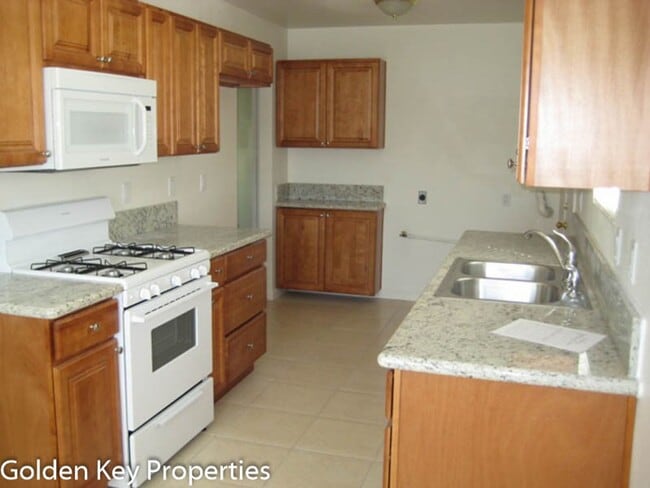 Building Photo - 2BR/1BA Duplex in Oceanside! Pet Friendly!...
