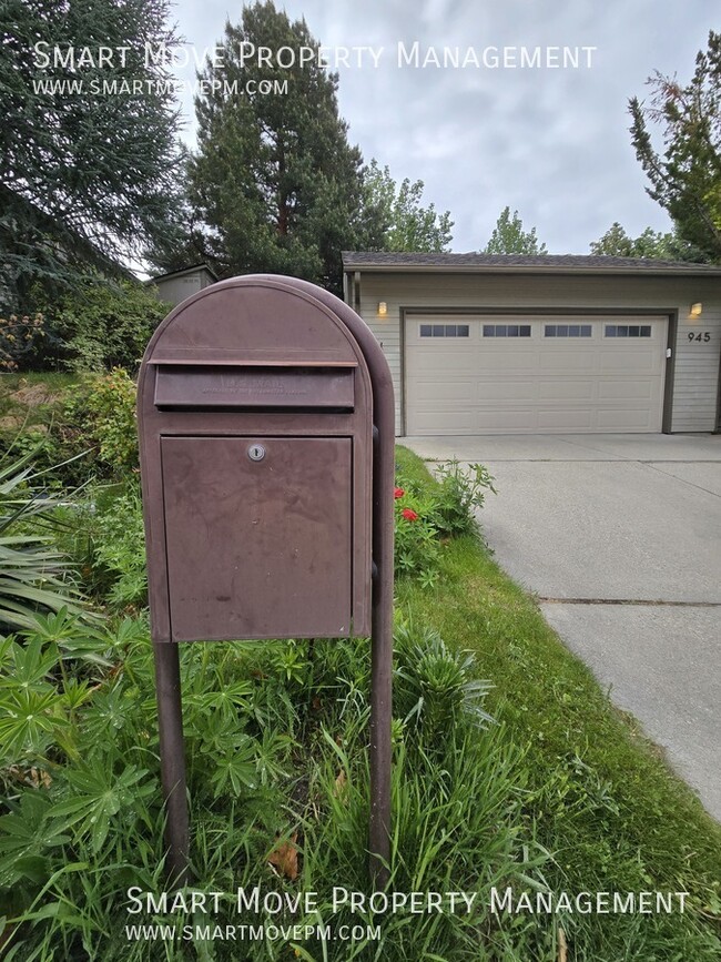 Building Photo - 945 Hearthstone Dr
