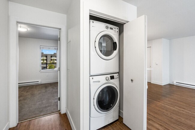 Building Photo - 2 Bedrooms 1 Bathrooms - Come HOME after y...