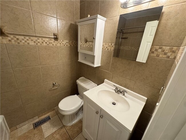 Building Photo - 700 E Edna St