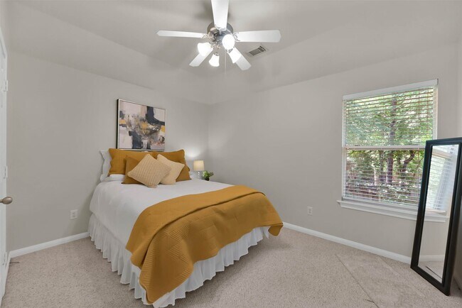 Building Photo - 15 Aquiline Oaks Pl