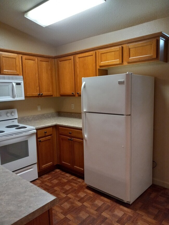 Building Photo - Cute patio home convenient to shopping and much more!