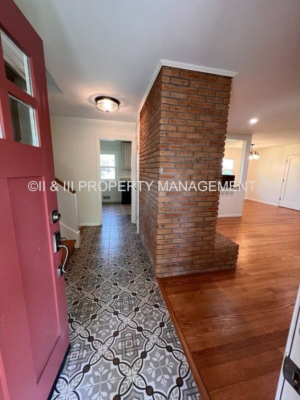 Building Photo - 502 W Country Ln Terrace