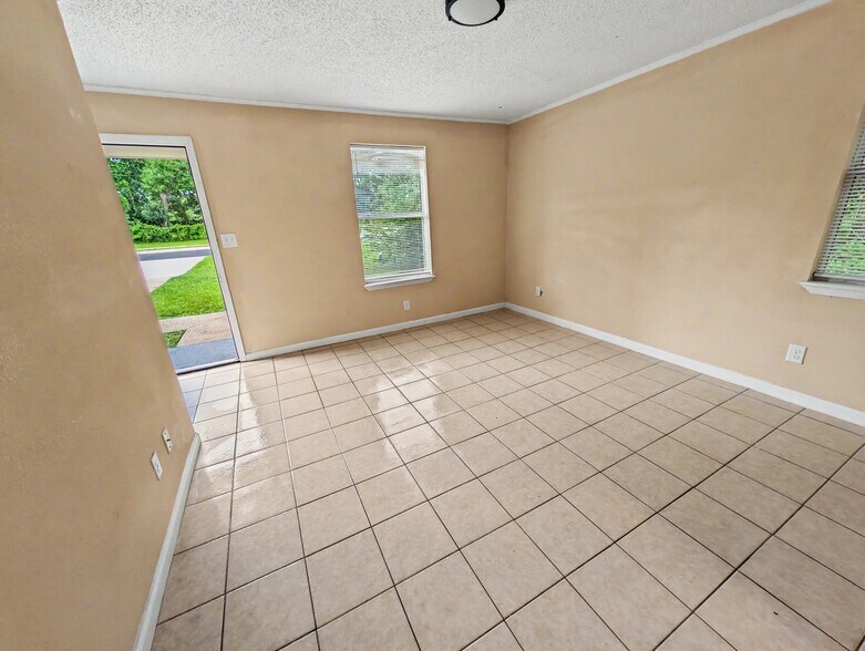Building Photo - 1007 Winton Ave