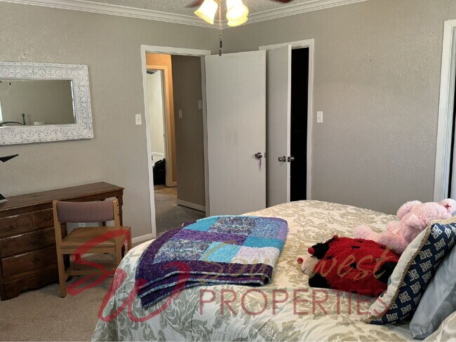 Building Photo - Lovely, spacious home that welcomes you in!