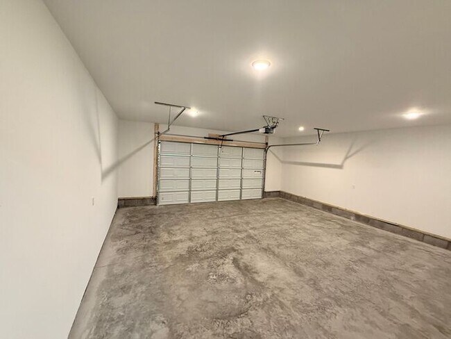 Building Photo - Lovely New Home in Old Hickory - 2 Car Garage