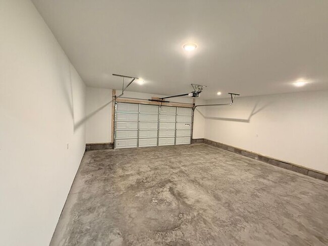 Building Photo - Lovely New Home in Old Hickory - Fenced in...