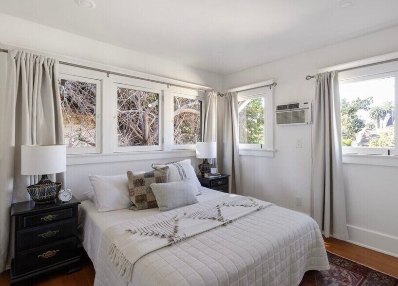 Building Photo - 211 1/2 S Burlington Ave