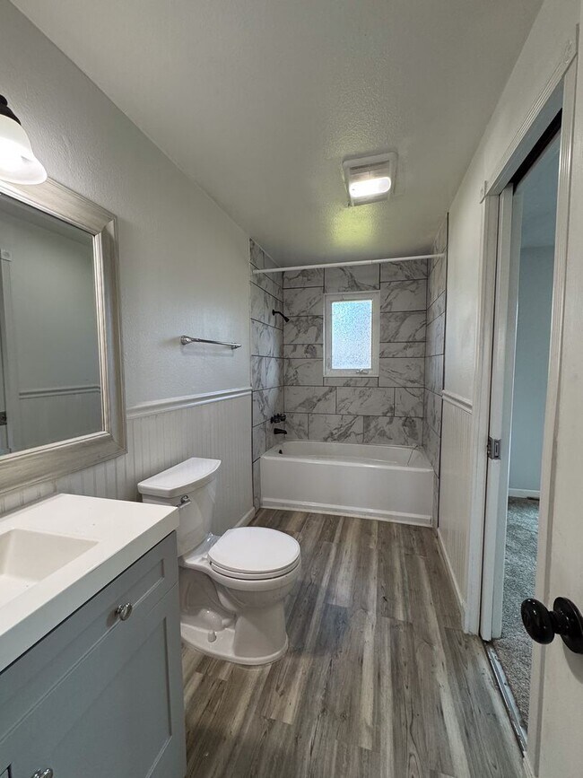 Building Photo - 3 Bedroom 1 Bath in Churchill Neighborhood