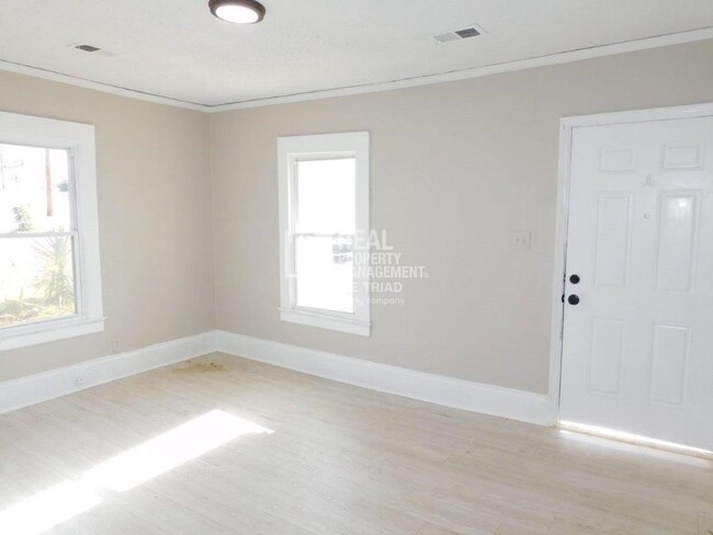 Building Photo - *Move In Special* Cute 2 Bedroom/1 Bath Ho...