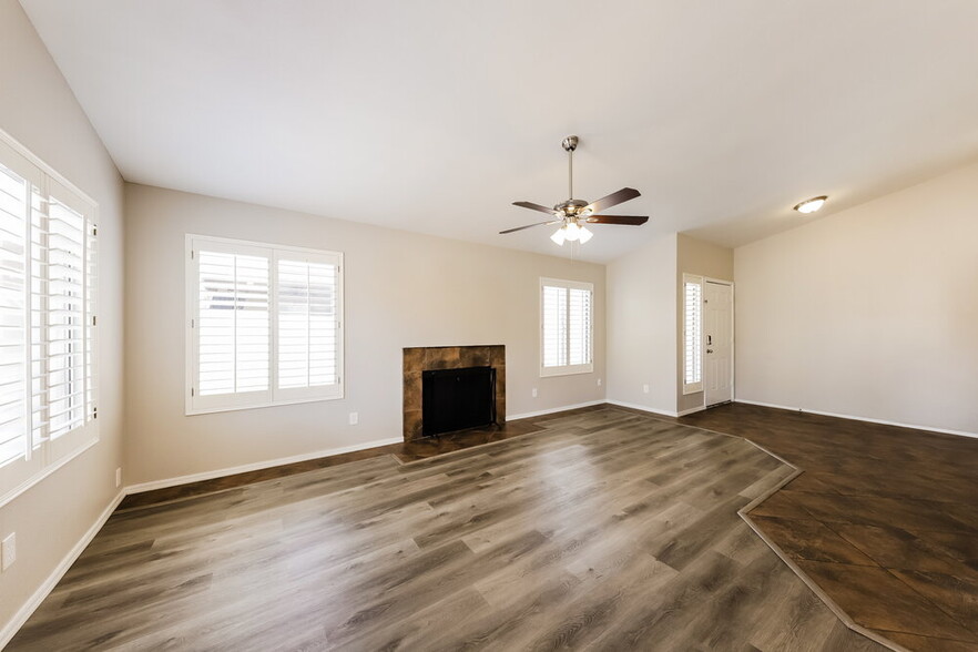 Building Photo - 8842 W Grovers Ave