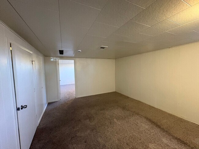 Building Photo - Newly Updated - Spacious 5 Bed 2 Bath Home
