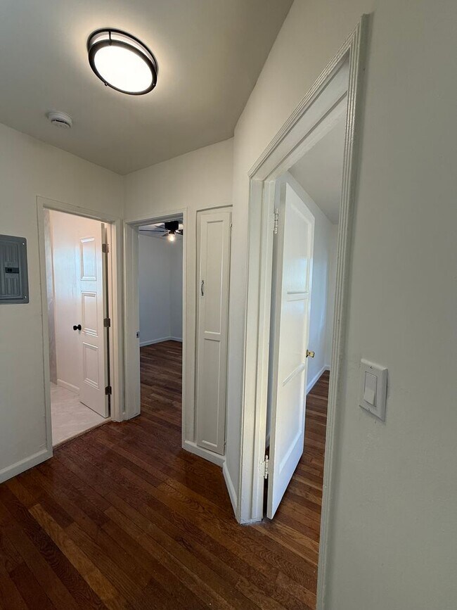 Building Photo - Toluca Lake Ave