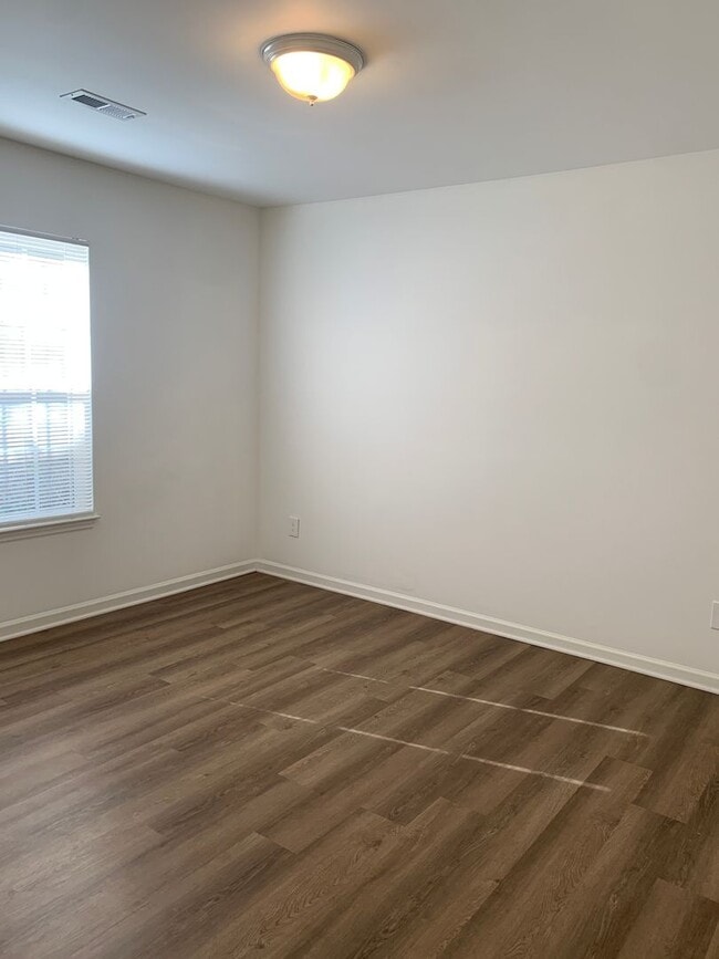 Building Photo - 3 Bedroom, 2 Bath House Available Now on Hillsdale Drive