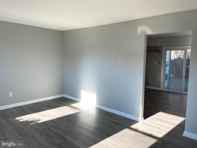 Building Photo - 5241 Daffodil Dr