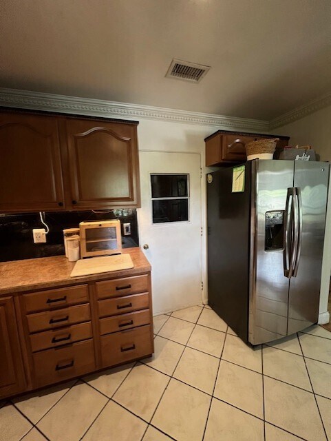 Door to connected one car garage. - 30 W Par St