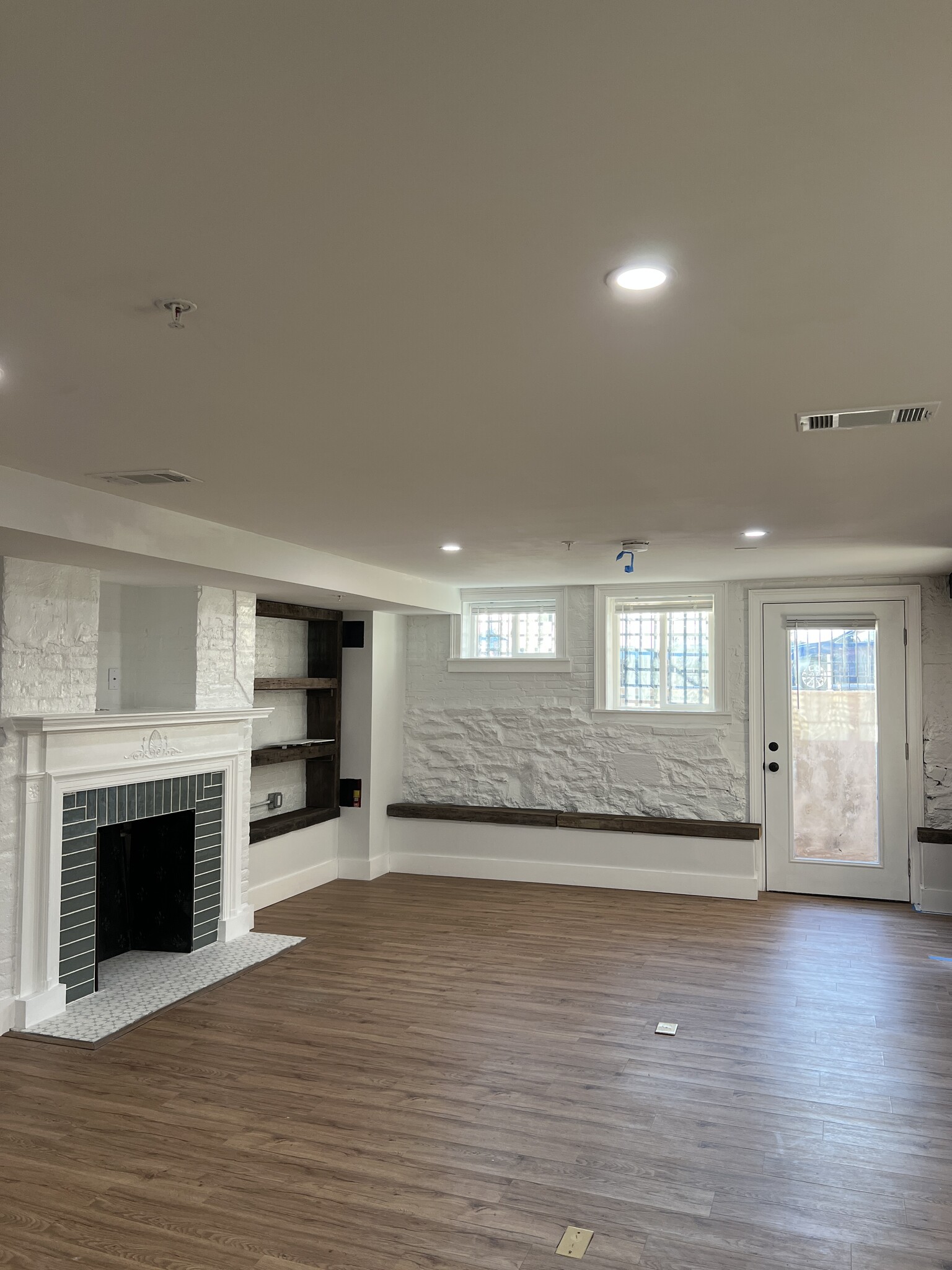 Fireplace & bookshelves - 2029 Maryland Ave