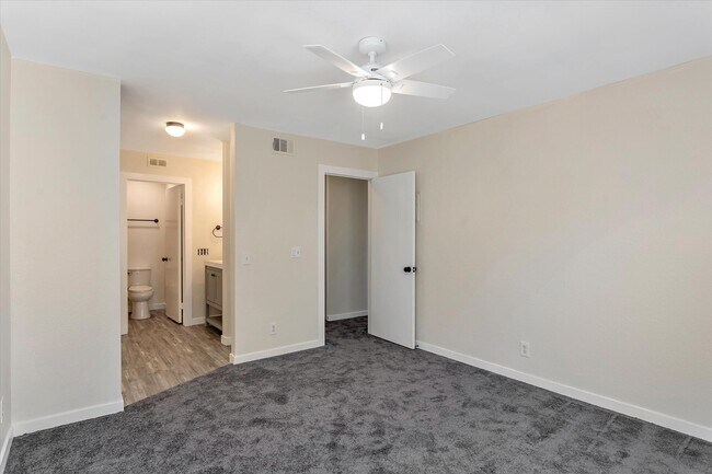 Building Photo - 2554 Olive Dr