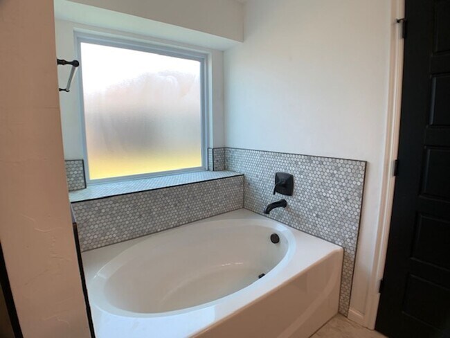 Building Photo - Edmond 3 bed Deer Creek