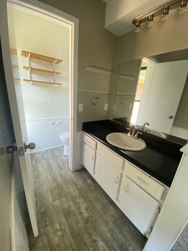 Building Photo - 5 Bedroom Home!