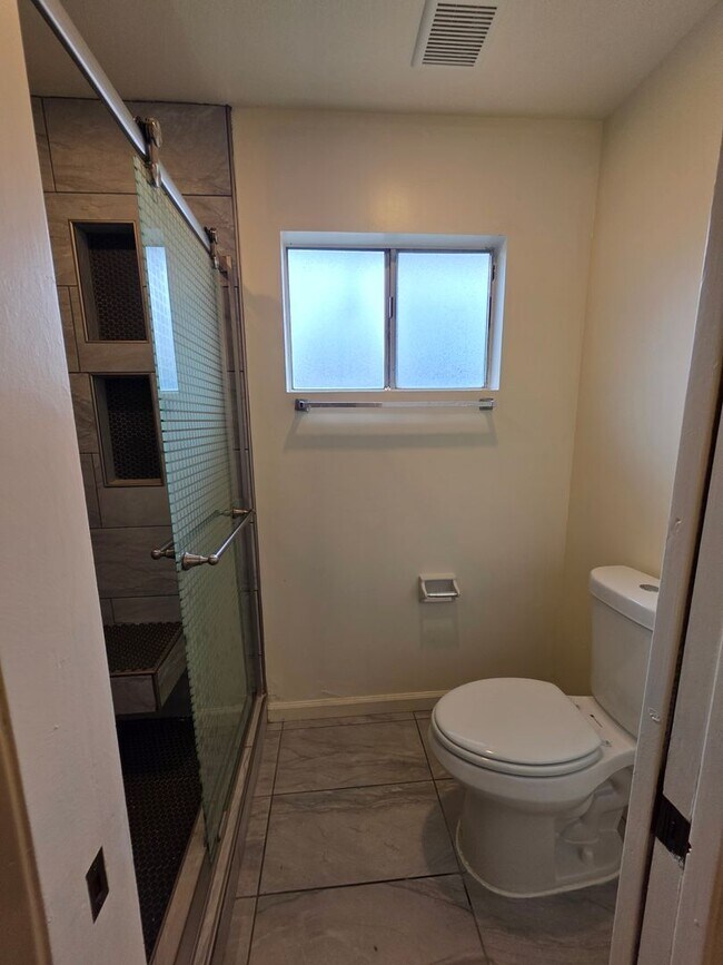 Building Photo - 3824 Christmas Tree Ln