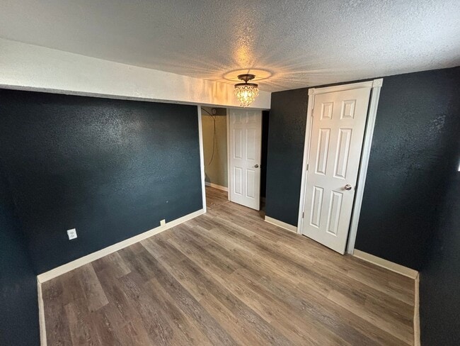 Building Photo - Updated 1 Bed 1 Bath in Central MHK