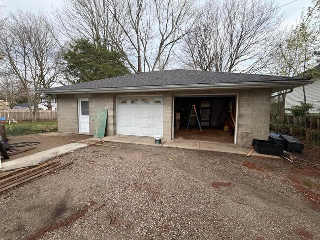 Building Photo - 346 Main St