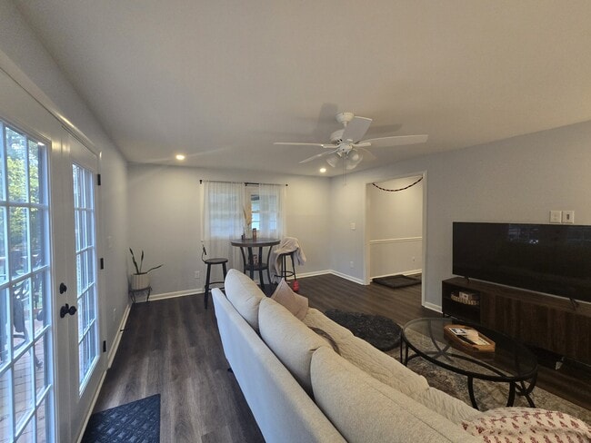 Building Photo - 1055 College Station Rd