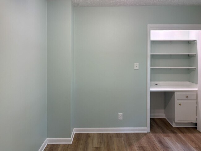 Building Photo - Single Family Residence
