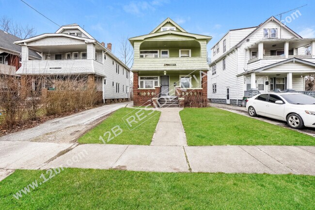 Building Photo - 2-Bedroom Down Unit and Large Kitchen