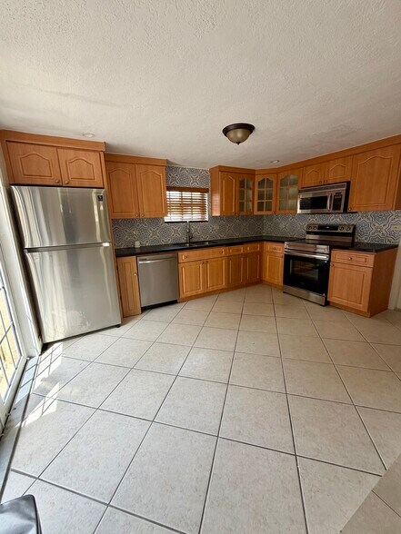 Building Photo - 520 SW 56th Ave