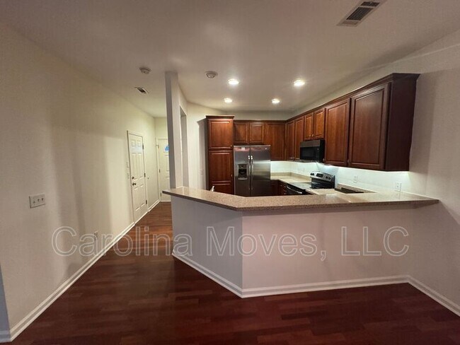 Building Photo - 121 Pine Walk Dr
