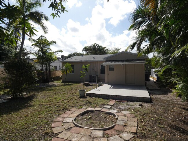 Building Photo - 1528 NW 1st Ave