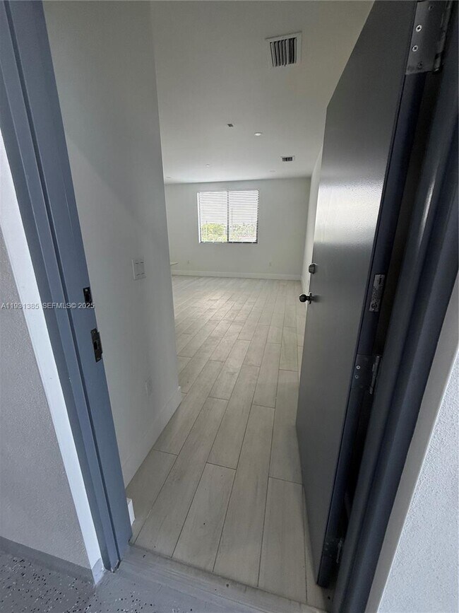 Building Photo - 1091 E 17th St