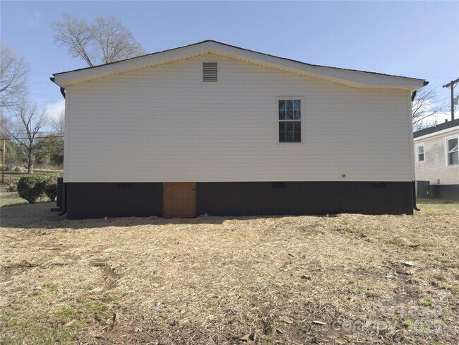 Building Photo - 226 Malvern Dr SW