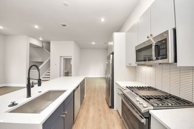 Building Photo - 783 Mansfield St