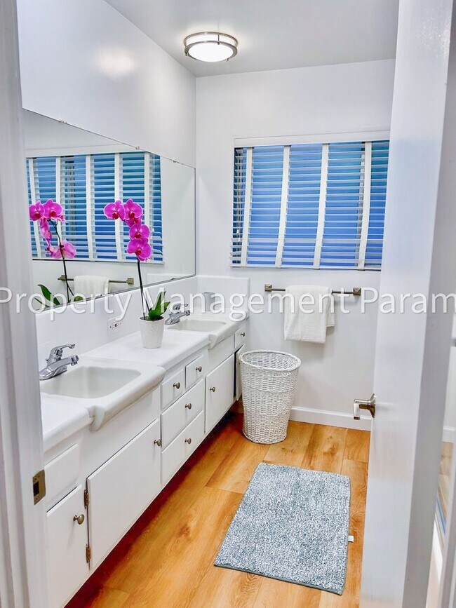 Building Photo - Furnished Brentwood Hills Retreat with Tim...