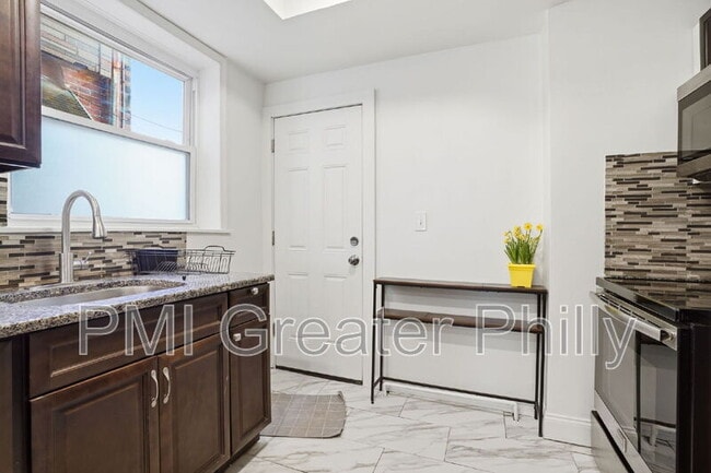 Building Photo - 1916 S Salford St