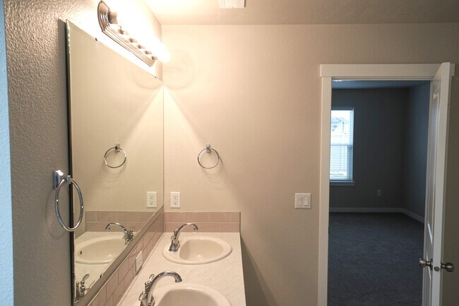 Building Photo - 3154 N Greengate Way